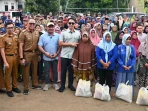 Bupati Terpilih Lamsel Radityo Egi Pratama Di Dampingi Pj Sekda Intji Indirawati Salurkan Bantuan Korban Banjir