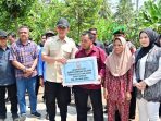 Bupati Egi Salurkan Bantuan RTLH kepada Korban Rumah Roboh di Negeri Pandan