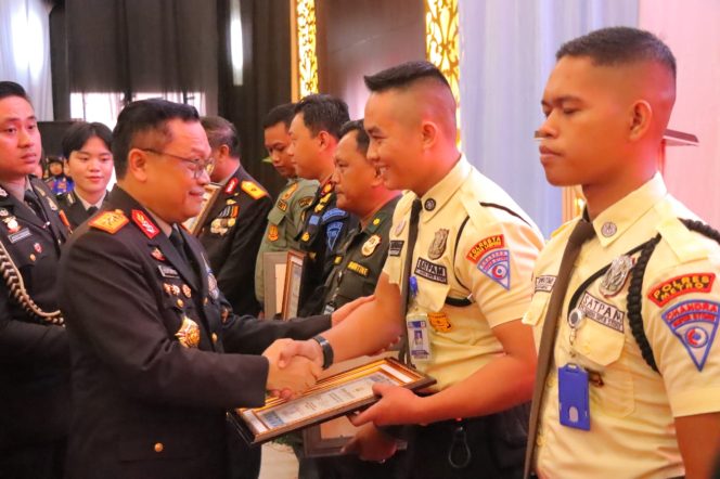 
 Polsus & Satpam Teladan Tingkat Provinsi Dapatkan Penghargaan