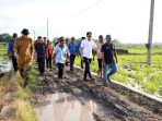 Bupati Egi Turun ke Sawah! Janji Tuntaskan Jalan Tani yang Terbengkalai Puluhan Tahun