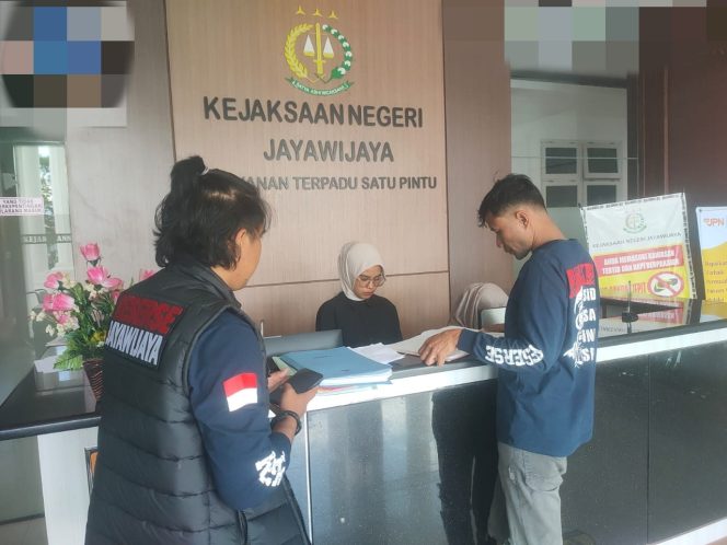 
 Satgas Damai Cartenz Serahkan Dua Tersangka