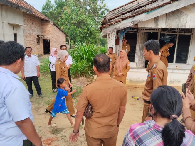 
 Wagub Lampung Kunjungi Bocah Malang Dirantai Orang Tuanya