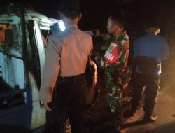 Sertu Nanang Babinsa 0410-02 TBU  ,kerja sama Polsi dam Damkar Aman lokasi Kebakaran Mobil Pick up