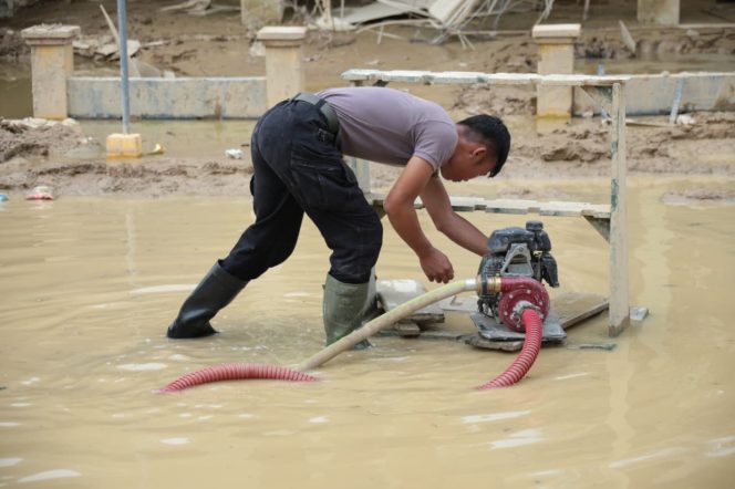 
 Polri Bantu Kuras Air Yang Merendam Kompi Senapan A Yonif 111/Karma Bakti