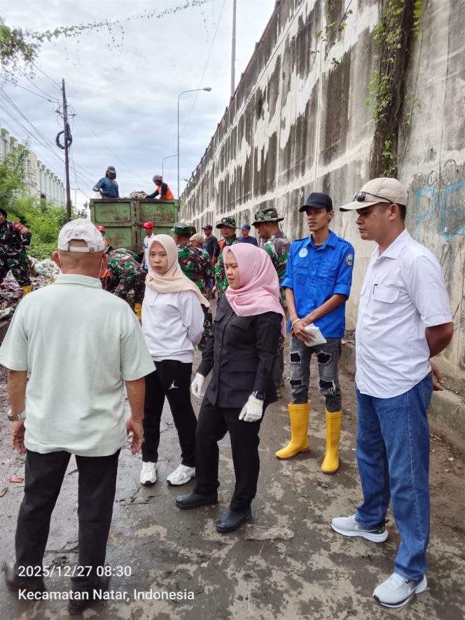 
 Petugas Gabungan bersama Ketua DPRD Lampung Selatan Bersih-bersih Sampah Banjir di Bawah Fly Over Natar