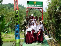 Wujudkan Mimpi Anak Sekolah, Danrem 043/Gatam Hadiri Peresmian  Jembatan Gantung Garuda di Kelumbayan