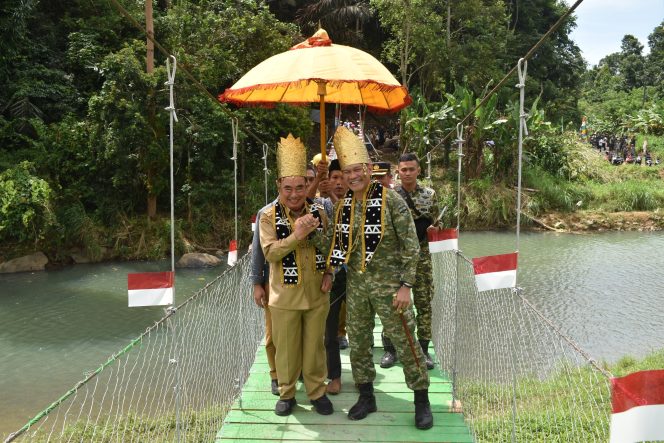 
 Pangdam XXI/Radin Inten Resmikan Jembatan Gantung Garuda di Pekon Umbar, Tanggamus