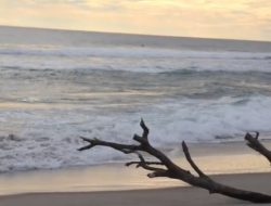 Pantai Mandiri Pesisir Barat, Menyaksikan Sunrise dan Sunset dalam Satu Lokasi