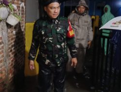 Babinsa Koptu Maradona dari Koramil 410-04/TKT Bantu warga Hadapi Banjir