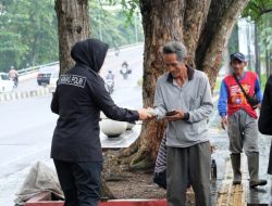 Jumat Berkah Polda Lampung : Polwan Humas Bagikan Ratusan Paket Nasi Kepada Masyarakat