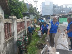 Babinsa koramil 410-06 Bersih kan Selokan dan Saluran Air Bersama  Warga