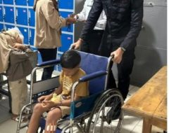 Wujud Pelayanan PRIMA, Petugas Lapas Muara Tebo Sigap Bantu Keluarga WBP Gunakan Kursi Roda