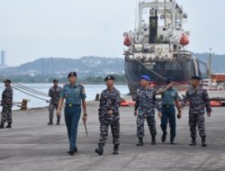 Prajurit Lanal Lampung Merplug KRI SRE-386 di Pelabuhan Panjang