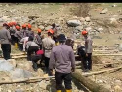 Pemulihan Akses Warga, Brimob Jambi Bangun Jembatan Darurat Antar Desa Kampung Tengah Timur dan Padang Landua