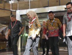 Wagub Jihan Nurlela Serahkan Dana Bumbung Kemanusiaan kepada Kwarnas Pramuka,