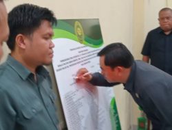 Hakim dan seluruh pegawai PN Tanjungkarang tandatangani pakta integritas