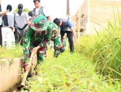 Serma Agus Babinsa  Koramil 410-04 TKT ,Antisipasi Banjir Bersama Warga