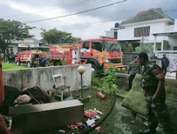 Cepat Tanggap Babinsa bersama  Warga Padamkan Kebakaran Rumah di Pramuka Garden Residen