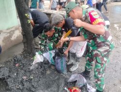 Babinsa 410-01 Gotong royong Bersama Masarakat Membersihkan Drainase Antisipasi Banjir