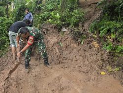 Babinsa Koramil 410-01/Panjang Sigap Bersama Warga Tangani Longsor di Way Gubak