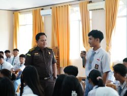 TANAMKAN WAWASAN KEBANGSAAN DAN PENCEGAHAN KENAKALAN REMAJA, SEKSI PENKUM KEJATI LAMPUNG KUNJUNGI SMKN 3 BANDAR LAMPUNG