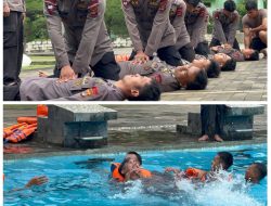 Asah Kemampuan Kemanusiaan, Batalyon A Pelopor Brimob Gelar Latihan SAR di Kolam Unila