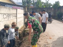 Babinsa Kelurahan Campang Jaya, Koramil 410-01/PJG. Bersih Bersih  Saluran Air Bersama Masarakat di Kelurahan Campang Jaya