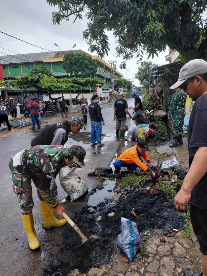 
 Aksi Gotong Royong TNI dan Masyarakat Bersihkan Selokan