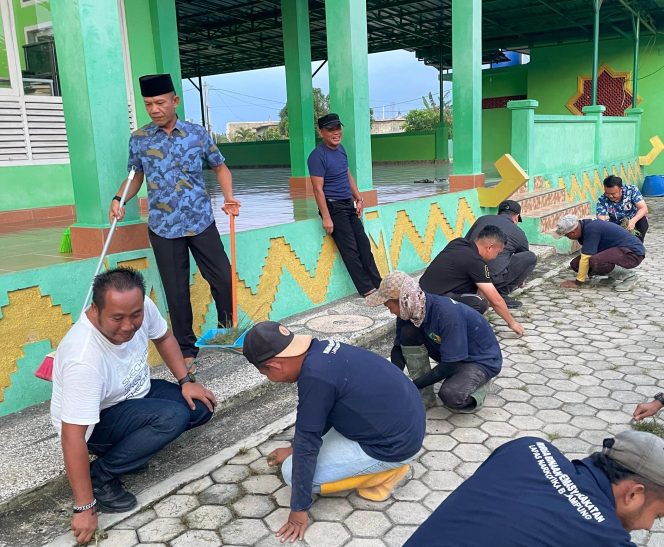 
 Kalapas Narkotika Bandar Lampung Pimpin Langsung Korve Bersihkan Masjid Nurul Huda Way Huwi