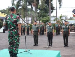 Tiga Prajurit  Kosim 0410 /KBL Terima Penghargaan Sebelum Pindah Satuan