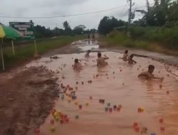 Aksi Viral jalan Rusak!! Gugah Pemkab dan Masyarakat Perbaiki jalan sementara