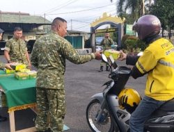 Jelang Berbuka puasa Babinsa PJG Bagikan Nasi Kotak, Wujud Kemanunggalan TNI dan Rakyat