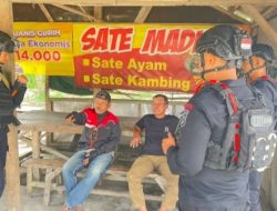 Personel Batalyon C Pelopor Gelar Patroli Dialogis di Lampung Utara