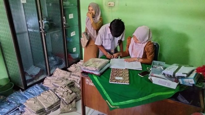 
 SMAN 3 Kotabumi Bagikan Ratusan Seragam ke Siswa/i