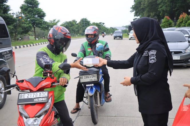 
 Polwan Polda Lampung Bagikan Takjil Berbuka Puasa