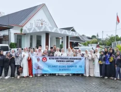 Dekranasda Lampung Membagikan 500 Paket Takjil Kepada Masyarakat
