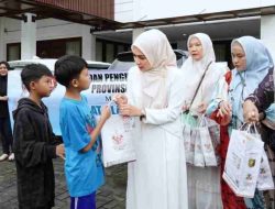 Dipimpin Purnama Wulan Sari Mirza, Dekranasda Provinsi Lampung Berbagi 1.500 Takjil di Bulan Ramadan