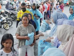 Semangat Ramadan, TP PKK dan DWP Provinsi Lampung Berbagi Takjil Meski Sempat Diguyur Hujan*