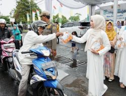 Semangat Ramadan, TP PKK dan DWP Provinsi Lampung Berbagi Takjil Meski Sempat Diguyur Hujan