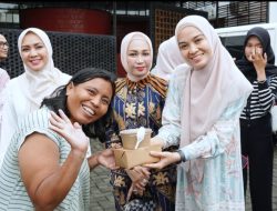 Dipimpin Purnama Wulan Sari Mirza, Dekranasda Provinsi Lampung Berbagi 1.500 Takjil di Bulan Ramadan
