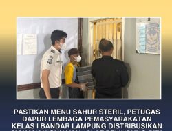 Pastikan Menu Sahur Steril, Petugas Dapur Lembaga Pemasyarakatan Kelas I Bandar Lampung Distribusikan Makanan Gunakan Alat Pelindung Diri Lengkap