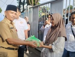 Lintas Generasi SMA 1  Bandarlampung Bagi  Bagi Takjil  kepada warga