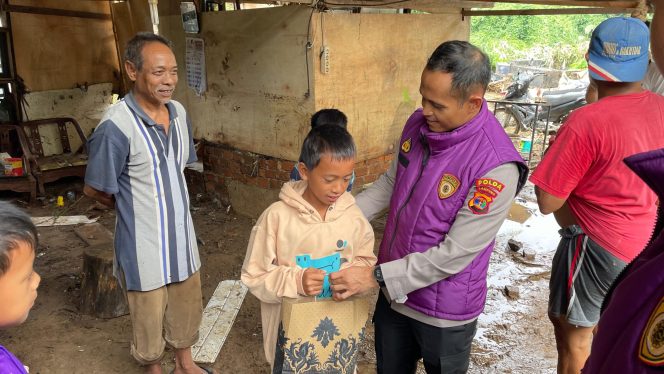 
 Polda Lampung Hadir : Berikan Trauma Healing dan Sembako Kepada Warga Terdampak Banjir
