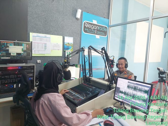 
 Lewat Radio Elegan, Kapolsek Tuba Tengah Sampaikan Pesan Kamtibmas