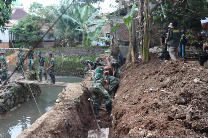 
 Babinsa Koramil Jajaran Kodim 0410/KBL Lakukan Monitoring Kegiatan Gerebek Sungai
