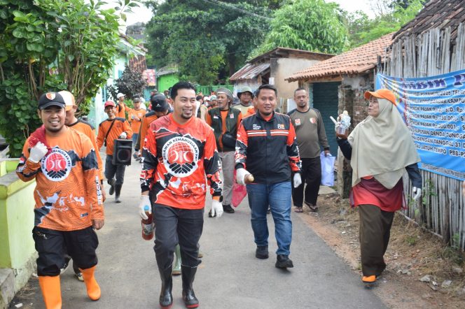 
 Peringati Milad ke-24, PKS Bandar Lampung Ajak Warga Jaga Lingkungan Lewat Tebar Eco Enzyme