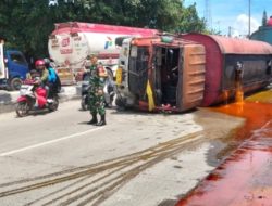 Babinsa Kelurahan Raja basa cepat tanggap saat kecelakaan Truk pengangkut Minyak Sawit Kecelakaan