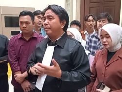 Dalam Pembelaan nya , Penasihat hukum mantan kepala BPN Lamsel minta K8len nya dibebaskan .