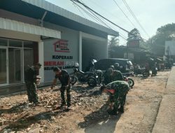 Anggota Koramil 410-05/Tanjung Karang Pusat Lakukan Kegiatan Gotong Royong