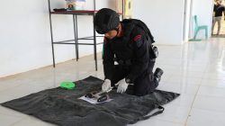 Tim Jibom Brimob Lampung Musnahkan Dua Granat Temuan di Polres Way Kanan